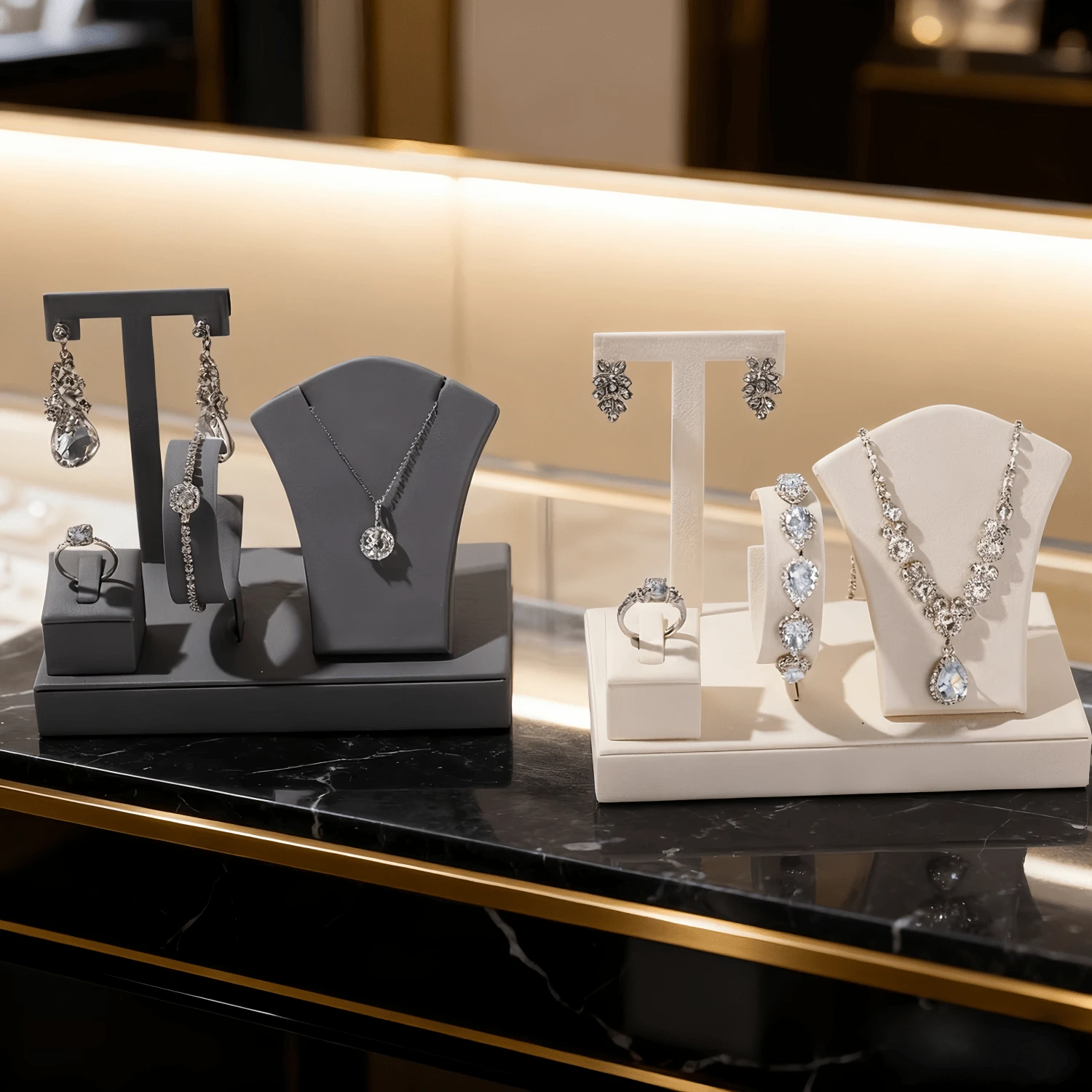 This High-End Luxury Jewelry Display Stand Is Specially Designed For High-End Counters. Featuring A 4-Tier Design, It Can Display And Store Earrings, Rings, Bracelets/Watches And Necklaces, Suitable For Large Jewelry Collections, With Excellent Photo Effects, Perfect For Product Photography.