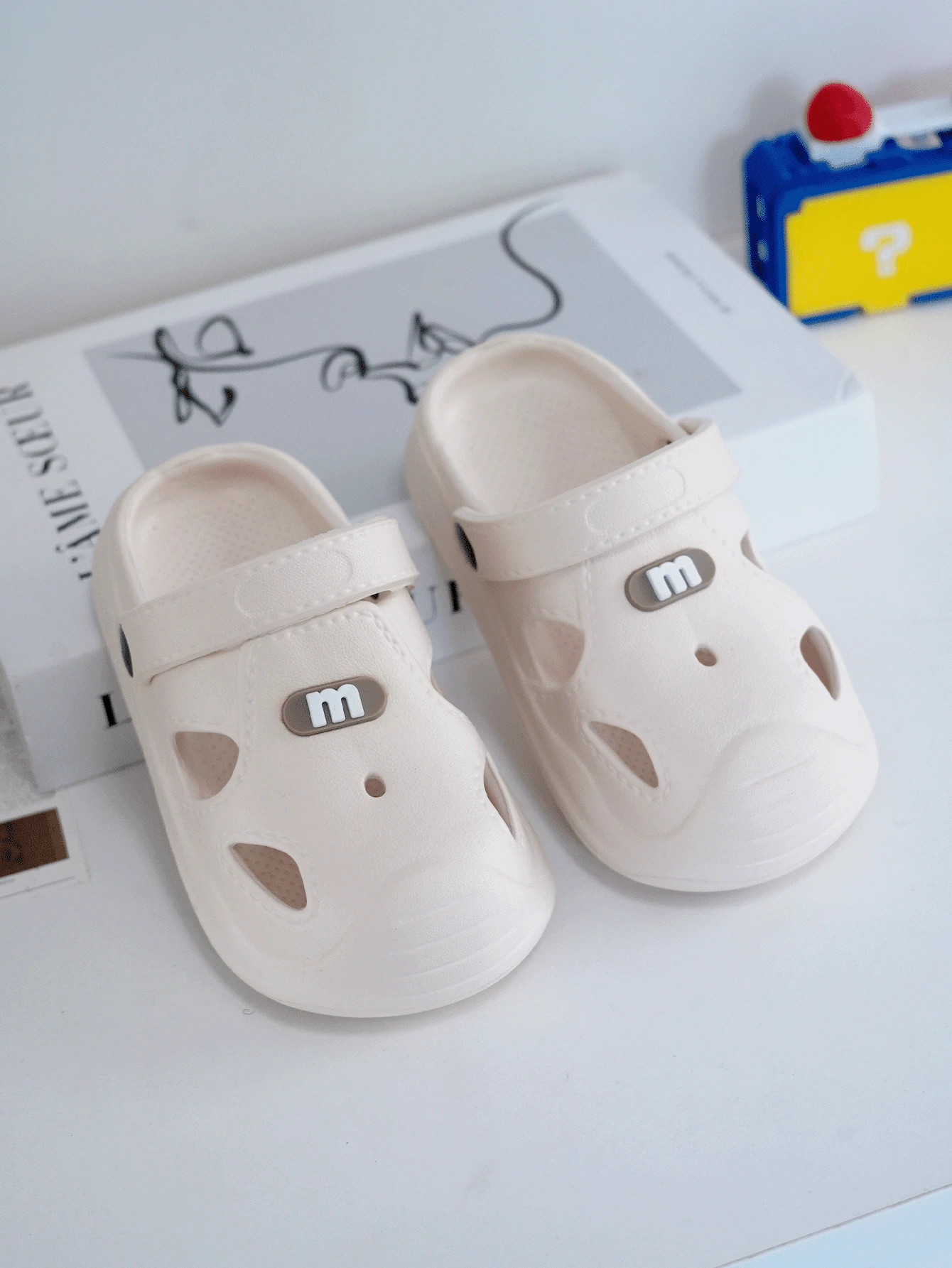幼儿拖鞋，儿童透气防滑软底可爱图案闭趾卡通凉鞋，1-5岁宝宝学步鞋 - 米色 - 查看 1