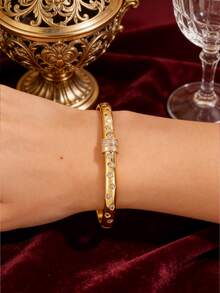 1 Stück - Mädchenhaftes Kupferarmband mit Sternmuster und glatter Goldfinish, verziert mit zerkleinerten Zirkonia-Steinen. Die geometrische Segmentierung lässt das Handgelenk schlanker erscheinen, ein perfektes Accessoire für Sommeroutfits. - Gold - Übersicht 2