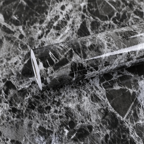 一卷黑色大理石纹贴纸可用于平整、光滑、干燥的表面，例如台面、橱柜、梳妆台抽屉、工艺品、床头柜、书柜、搁板、门板、背景幕布等，是家居装饰、家具翻新和改造的绝佳选择。