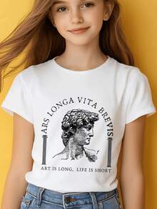 El estampado muestra la figura clásica de una escultura renacentista que simboliza la belleza eterna del arte y la fugacidad de la vida con una frase inspiradora que invita a valorar el tiempo y la creatividad en cada momento camiseta blanca 220g ropa para niños - Blanco - Ver 1