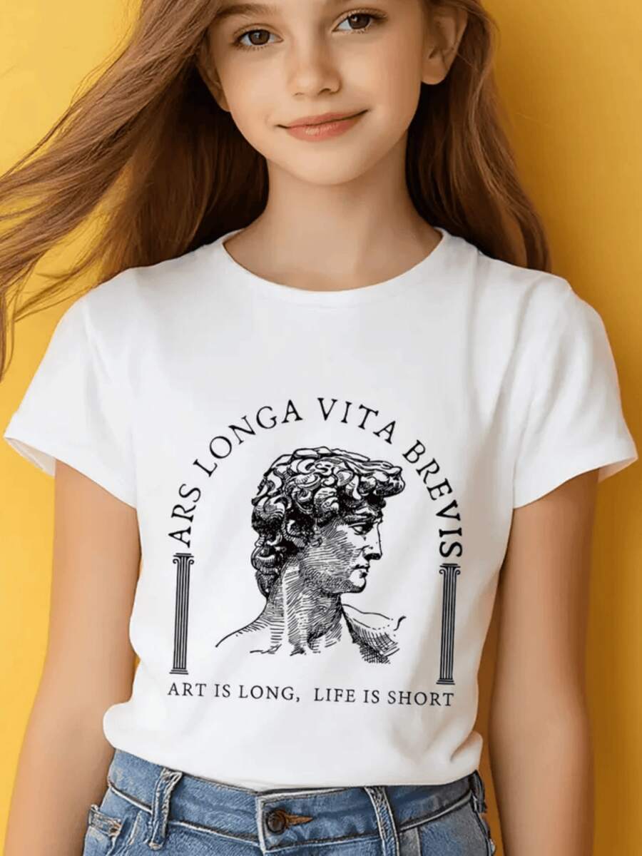 El estampado muestra la figura clásica de una escultura renacentista que simboliza la belleza eterna del arte y la fugacidad de la vida con una frase inspiradora que invita a valorar el tiempo y la creatividad en cada momento camiseta blanca 220g ropa para niños - Blanco - Ver 1