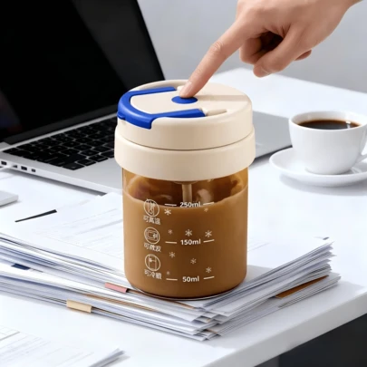 一键式自动电动搅拌杯，使用2节AAA电池供电，适用于水、咖啡、奶粉等饮品，非常适合制作热巧克力、可可、牛奶、拿铁、咖啡和蛋白粉，便携式自动搅拌蛋白粉摇摇杯，玻璃材质设计