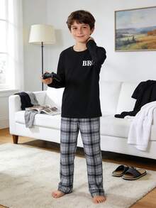 两件套男童格子睡衣套装，圆领长袖“BRO”字母印花上衣搭配格子印花休闲裤，家居服套装，适合春、秋、冬三季居家穿着，也可作为儿童礼物。 - 黑色 - 查看 3