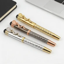 1支高品质金属圆珠笔，蛇形3D笔座设计，兼具圆珠笔和签名笔功能，笔帽镶嵌水钻，笔身采用蛇皮纹理——是送给男士、丈夫和父亲的理想生日礼物。商务办公礼品，配备0.7毫米黑色笔芯，适用于办公、商务、返校、日常文具和送礼场合。 - 金屬筆 - 查看 7