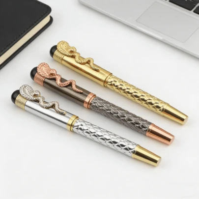 1 chiếc bút bi kim loại chất lượng cao, thiết kế chân đế 3D hình rắn, bút bi kiêm bút ký, nắp bút đính đá, thân bút có vân da rắn - Món quà lý tưởng cho nam giới, chồng và cha nhân dịp sinh nhật. Quà tặng văn phòng phẩm, kèm ruột bút đen 0.7mm, thích hợp cho văn phòng, kinh doanh, học tập, văn phòng phẩm hàng ngày và làm quà tặng.