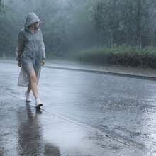 一件式全身防水连帽雨衣 - 休闲轻便设计，半透明面料，弹性袖口，适合骑行、徒步、户外运动防水服，长袖设计，运动风格，是徒步和骑行的理想之选，徒步装备，顺滑耐用，适合作为送给妻子和母亲的节日礼物。[款式和颜色随机发货] - 通用雨衣 - 查看 3