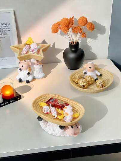 Một chiếc khay trang trí để bàn hình chú cừu bằng nhựa đáng yêu, thích hợp cho các dịp lễ hội, văn phòng, nhà cửa, trang trí bàn làm việc phòng khách (nơ chỉ là đạo cụ chụp ảnh và không bao gồm trong sản phẩm), cũng thích hợp cho phòng tắm, phòng ngủ, v.v., dung tích lớn.