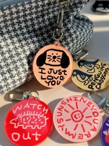 6款亚克力钥匙扣、耳机套、吊坠、情人节汽车装饰、包包挂饰，校园卡通、哥特风、Y2K风格、圣诞礼物、包包配件、证件挂绳、汽车挂饰，采用可爱狗狗插画和字体设计 - 彩色 - 查看 4