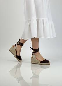 Soraia 女鞋，坡跟草編涼鞋，踝帶設計，封閉式黃麻厚底鞋，波西米亞風夏季休閒交叉搭扣假日鞋 - 棕色 - 查看 4