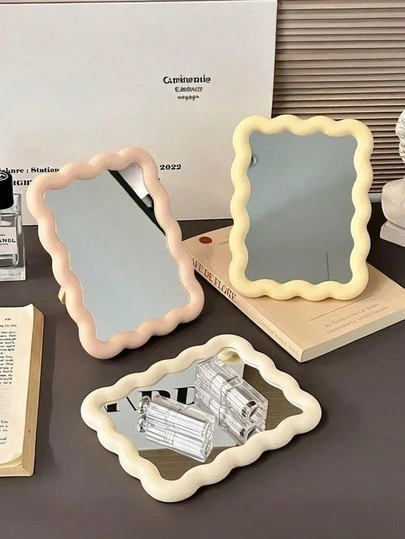 1个可爱化妆镜，奶油色波浪纹设计，可安装在桌面或墙壁上，便携式旅行化妆镜，适用于宿舍、梳妆台、办公室、化妆等场合，价格实惠，可作房间装饰、旅行、卧室等场所的化妆配件。