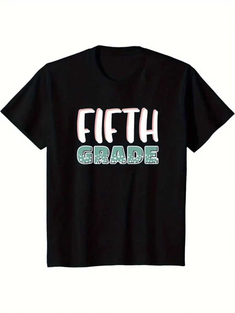 Texto alegre con letras grandes que expresan orgullo por avanzar al quinto grado símbolo de superación y energía positiva para niñas estudiantes camiseta cómoda 220g ideal para ropa para niños casual y divertida - Negro - Ver 1