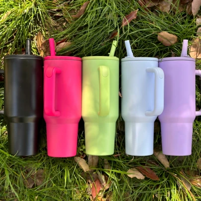 mikenda 1个40盎司防漏彩色杯，304不锈钢保温咖啡杯，带手柄，旅行保温杯，配有吸管盖和防漏盖，适合运动和办公使用，是送给家人和朋友的完美礼物。