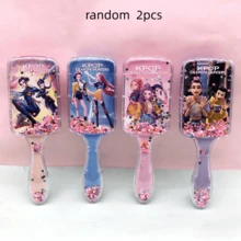 （1个随机款式）K-POP女团方形气垫梳，卡通高光长柄亮片填充梳子 - 可爱时尚的爱美人士礼物，有助于梳理头发并按摩头皮 - 彩色 - 查看 8