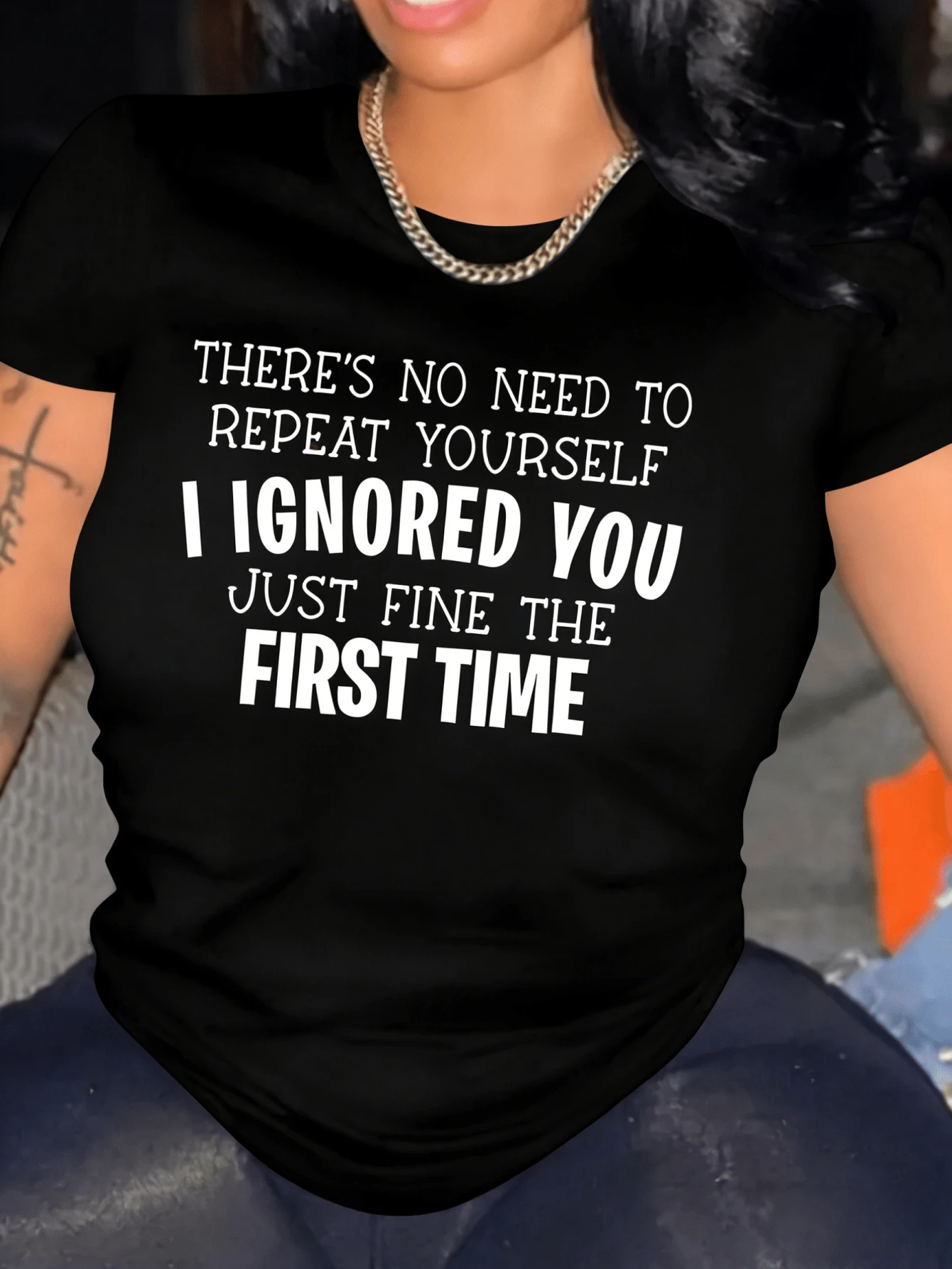 Esta camiseta para mujer el atrevido eslogan "I IGNORED YOU", un estampado impactante que inspira confianza y evita las repeticiones, ideal para crear un look casual para el día a día. Su diseño de manga corta y su tejido suave y cómodo son lavables a máquina. Esta versátil camiseta es ideal para cualquier temporada y ocasión: para salir, ir al trabajo, a la escuela o a una fiesta. Combínala con vaqueros, falda o pantalones para un look casual o sofisticado, ideal para el día a día. También ofrecemos una variedad de camisas, tops y camisetas para mujer. - Negro - Ver 1