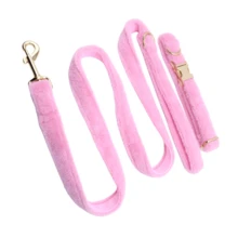 1 set de 2 correas y collares para mascotas de peluche suave y cómodo de color rosa, de aleación de zinc. Adecuado para perros pequeños, medianos y grandes. El diseño de aleación de zinc es resistente, fácil de abrochar y desabrochar, y es un collar de perro de alta gama adecuado para bodas y el Día de San Valentín. (Tenga en cuenta que puede haber ligeras variaciones debido a diferencias en la tela, el lote y el color; se prefiere el envío aleatorio). - Rosa - Ver 3