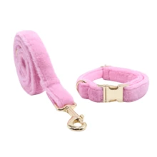 1 set de 2 correas y collares para mascotas de peluche suave y cómodo de color rosa, de aleación de zinc. Adecuado para perros pequeños, medianos y grandes. El diseño de aleación de zinc es resistente, fácil de abrochar y desabrochar, y es un collar de perro de alta gama adecuado para bodas y el Día de San Valentín. (Tenga en cuenta que puede haber ligeras variaciones debido a diferencias en la tela, el lote y el color; se prefiere el envío aleatorio). - Rosa - Ver 1