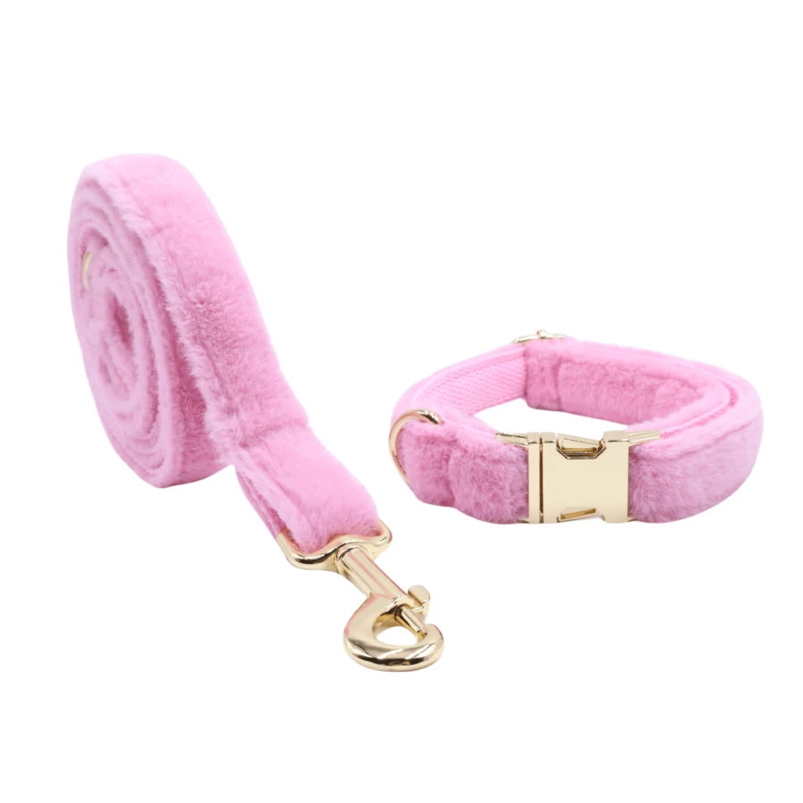 1 set de 2 correas y collares para mascotas de peluche suave y cómodo de color rosa, de aleación de zinc. Adecuado para perros pequeños, medianos y grandes. El diseño de aleación de zinc es resistente, fácil de abrochar y desabrochar, y es un collar de perro de alta gama adecuado para bodas y el Día de San Valentín. (Tenga en cuenta que puede haber ligeras variaciones debido a diferencias en la tela, el lote y el color; se prefiere el envío aleatorio). - Rosa - Ver 1