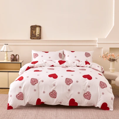 三件套红色爱心图案床上用品，寓意“真爱永恒”（包含被套和枕套，不含被芯），柔软透气，适合卧室、客房、宿舍，四季皆宜，亦可作为婚礼和情人节礼物。