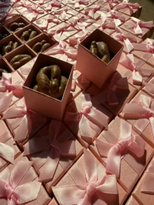 愚人节精美礼盒套装，内含恶作剧玩具和增强装备：精美手工礼盒包装 | 终极恶作剧，逼真到让你大吃一惊！ - 彩色 - 查看 3