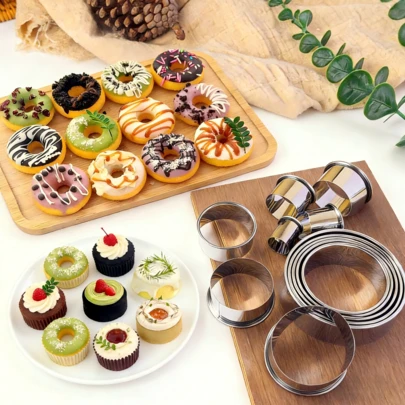 Bộ 12 khuôn nướng bằng thép không gỉ, gồm khuôn bánh tròn, khuôn mousse và khuôn cắt bánh bao, dụng cụ nướng có thể tái sử dụng và dễ rửa.