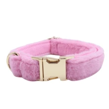 1 set de 2 correas y collares para mascotas de peluche suave y cómodo de color rosa, de aleación de zinc. Adecuado para perros pequeños, medianos y grandes. El diseño de aleación de zinc es resistente, fácil de abrochar y desabrochar, y es un collar de perro de alta gama adecuado para bodas y el Día de San Valentín. (Tenga en cuenta que puede haber ligeras variaciones debido a diferencias en la tela, el lote y el color; se prefiere el envío aleatorio). - Rosa - Ver 4