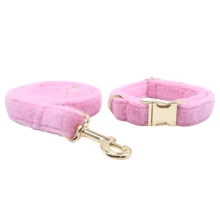 1 set de 2 correas y collares para mascotas de peluche suave y cómodo de color rosa, de aleación de zinc. Adecuado para perros pequeños, medianos y grandes. El diseño de aleación de zinc es resistente, fácil de abrochar y desabrochar, y es un collar de perro de alta gama adecuado para bodas y el Día de San Valentín. (Tenga en cuenta que puede haber ligeras variaciones debido a diferencias en la tela, el lote y el color; se prefiere el envío aleatorio). - Rosa - Ver 2