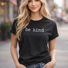 1 pieza de camiseta de algodón con estampado "Be Kind" para mujer, talla grande, manga corta, cuello redondo, estilo casual, suave y transpirable, talla S-5XL, para uso diario en verano, camiseta gráfica de corte holgado, estampado de letras en blanco y negro, blusa de algodón cómoda para mujer. . Camiseta estampada de manga corta, casual y elegante para hombre. - Negro - Ver 2