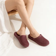 Zuecos unisex, zapatos de jardín, pantuflas ligeras antideslizantes, sandalias casuales con huecos para la playa, calzado para adultos Zapatos planos de malla, fáciles y cómodos, calzado de talla grande para mujer, zapatos de mujer - Color caoba - Ver 2