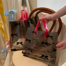 100个高品质礼品袋，透明女士服装包装袋，蝴蝶结图案手提袋，居家收纳和购物必备，可重复使用于超市、便利店、旅行和户外收纳袋，适合携带衣物、鞋子和其他物品，加厚礼品收纳袋，大容量手提袋。适用于婚礼、购物、生日礼物、派对礼品等场合。 - 彩色 - 查看 6
