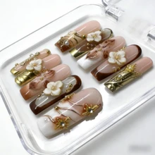 NailLuxe 10 PCS Handmade Long Square Press-On Nails | Nude-Brown Gradient Gold Floral Vintage Style With Nude-Brown Bases, Gold Floral & Cross & Pearl Embellishments - 摩卡棕 - 查看 3