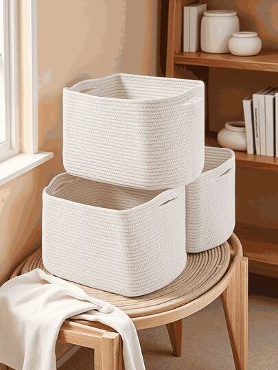 1个棉绳编织收纳篮，适合整理婴儿房用品，例如书籍、玩具、毛巾等。