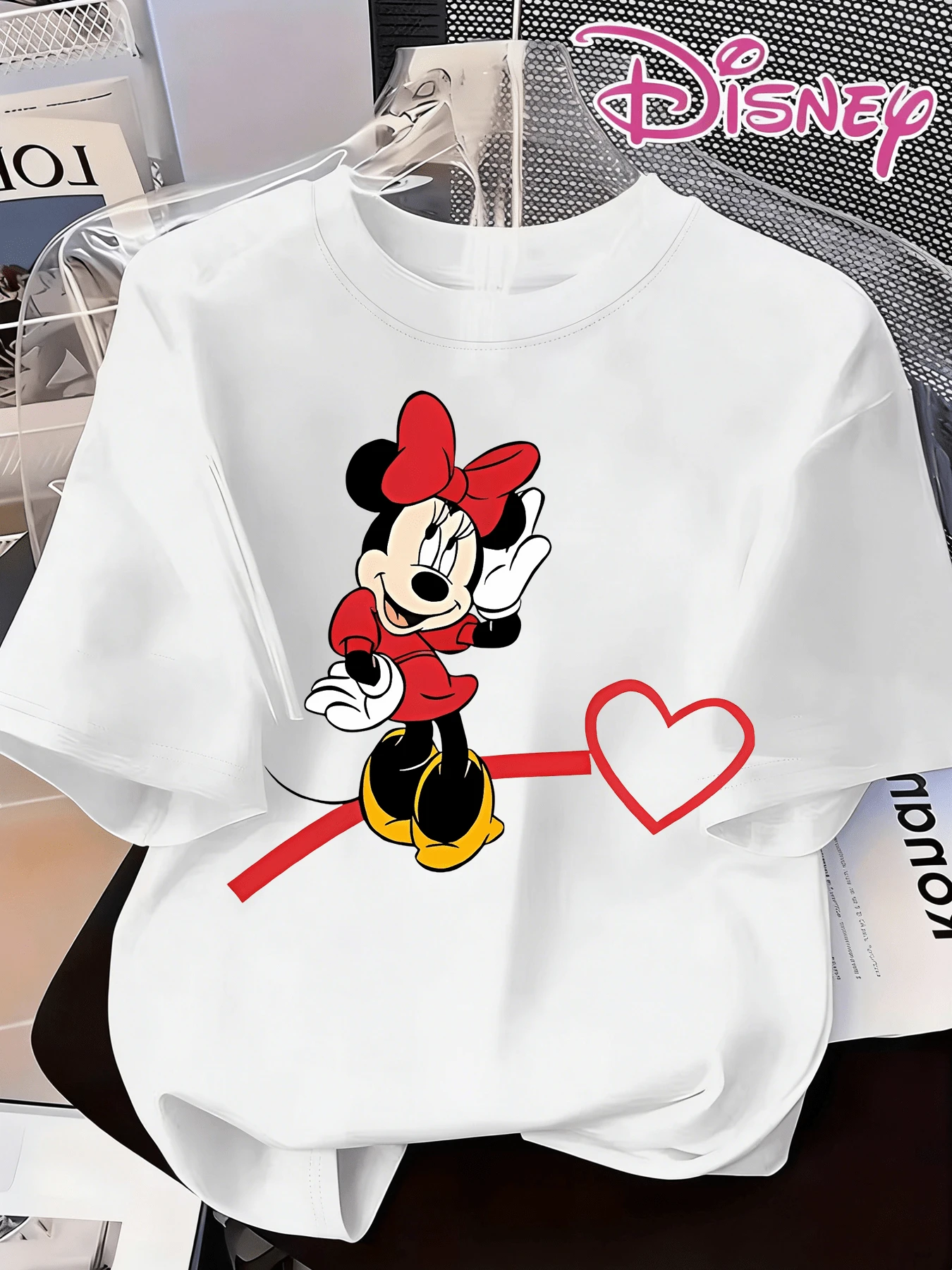 Authentic Disney Minnie Mouse And Iconic Elements Such As Hearts And Bows In Cartoon Print. New Summer Short-Sleeved T-Shirt For Women, Casual And Stylish Printed. - Blanc - Voir 1
