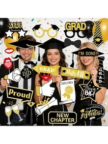 26 Stücke Schwarz und Golden Abschlussfeier Fotobox Requisiten - Abschlussjahrgang 2026 Dekorationen, lustige und festliche Papier Requisiten für Abschlussfotos, selbstklebend mit Klebepunkten, Feier Party Zubehör, perfekt für Erinnerungen an die Abschlussfeier Saison - Übersicht 5