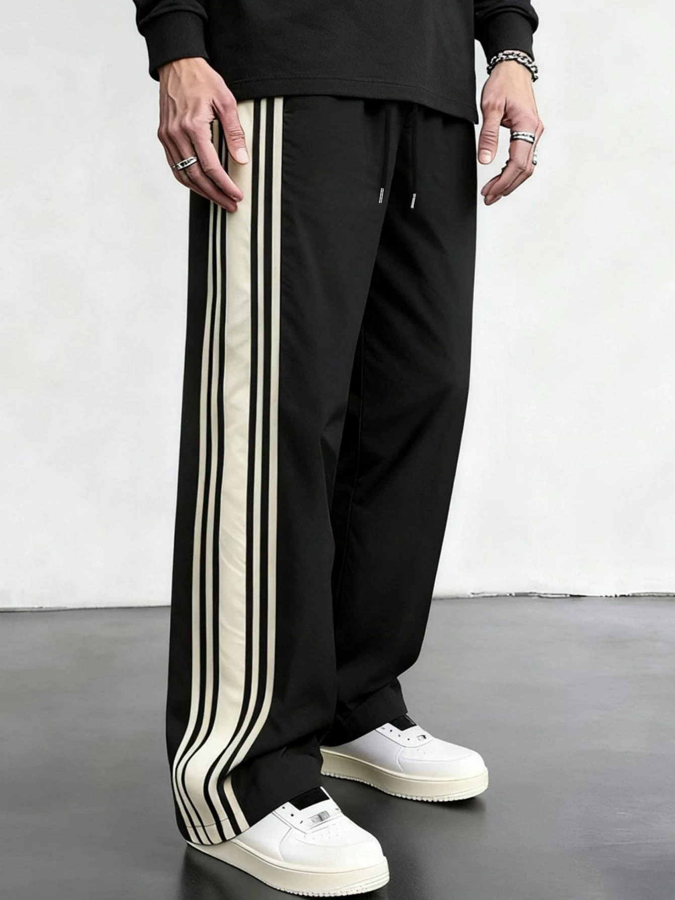 男士宽松休闲运动裤，舒适宽松时尚运动裤，适合户外、健身、徒步、跑步、秋冬季穿着。 - 黑色 - 查看 1