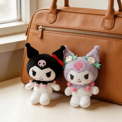 SANRIO 官方三丽鸥库洛米毛绒挂件包包挂饰钥匙扣 - 6.3英寸/16厘米黑色经典款 & 3.9英寸/10厘米紫色花卉款柔软挂饰，适用于手提包、背包和手机壳 - 可爱收藏配饰，优雅礼物，动漫风格