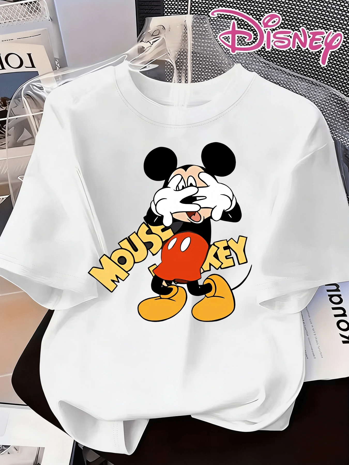 The Classic Cartoon Image Of Mickey Mouse Covering His Mouth To Be Quiet, Paired With The Disney Logo And The Disassembled And Reassembled "MOUSE KEY" Lettering, Is A New Summer Disney Short-Sleeved T-Shirt For Women, Casual, Fashionable, Printed, And Elegant. - 白色 - 查看 1