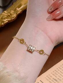 3件套18K镀金奢华不锈钢手链套装，包含一条镶钻罗马数字手镯和一条精致的罗马数字链式手链，可叠戴，复古优雅，适合女性日常佩戴、馈赠亲友及参加派对，是时尚的圣诞礼物之选。也适合日常佩戴、参加派对、节日、生日、婚礼、情人节和母亲节等场合，是送给妈妈的理想礼物。 - 金色 - 查看 4