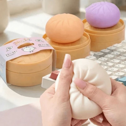 Stressabbau-Spielzeug - Ein handgehaltenes Schreibtisch-Spielzeug, das Angst effektiv lindern kann. Weich und flauschig, mit starker Elastizität, es kann schnell seine Brötchen-Form nach dem Zusammendrücken wiederherstellen. Geeignet als Klassenzimmer-Belohnung, Party-Gastgeschenk und Urlaubsgeschenk! (Leichte Farbunterschiede können aufgrund der Fotografie auftreten, der Verpackungsstil ist zufällig)