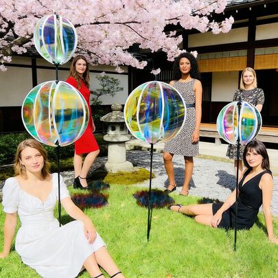 1 chiếc chong chóng gió trang trí ngoài trời trong suốt, chong chóng gió màng phim nhiều màu sắc óng ánh, chong chóng gió hình cầu phản quang óng ánh, thích hợp cho các điểm tham quan, vườn, sân, bãi cỏ và trang trí sân vườn.