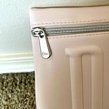 Dior 浅粉色化妆包，带有压纹标志、银色拉链和刺绣星星内衬 - 淺粉色 - 查看 2