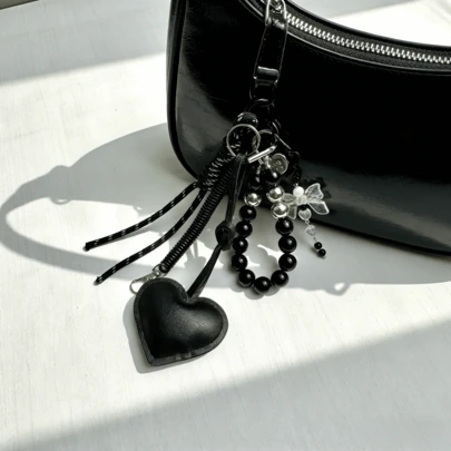 1个创意皮革心形钥匙扣，甜美酷炫的Y2K风格包包挂饰，心形钥匙圈，汽车挂件