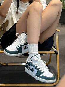 Nike Jordan Air Jordan 1 Low SE Leather Comfortable Versatile Anti-Slip Durable Low-Top Basketball Shoes Green & White - Green and White - View 5
