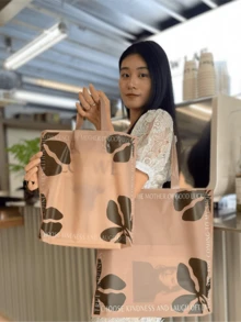 100个礼品手提袋，衣物收纳袋，女士购物袋，英文字母图案包装袋，加厚防水便携大容量手提包；户外旅行日常必需手提包。高端包装袋，可重复使用包装袋，适用于情人节、新年、婚礼、派对、购物、生日礼物、聚会礼物等场合。 - 包裝袋 - 查看 1