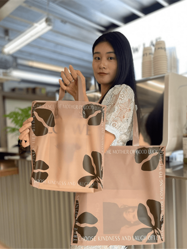 100pcs Gift Tote Bags, Clothing Storage Bags, Women's Shopping Bags, English Letter Pattern Packaging Bags, Thick Waterproof Portable Large Capacity Handbags; Outdoor Travel Daily Necessities Handbag. High End Packaging Bag, Reusable Packaging Bag, Suitable For Valentine's Day, New Year, Weddings, Parties, Shopping Bags, Birthday Gift Bags, Party Gift Bags.
