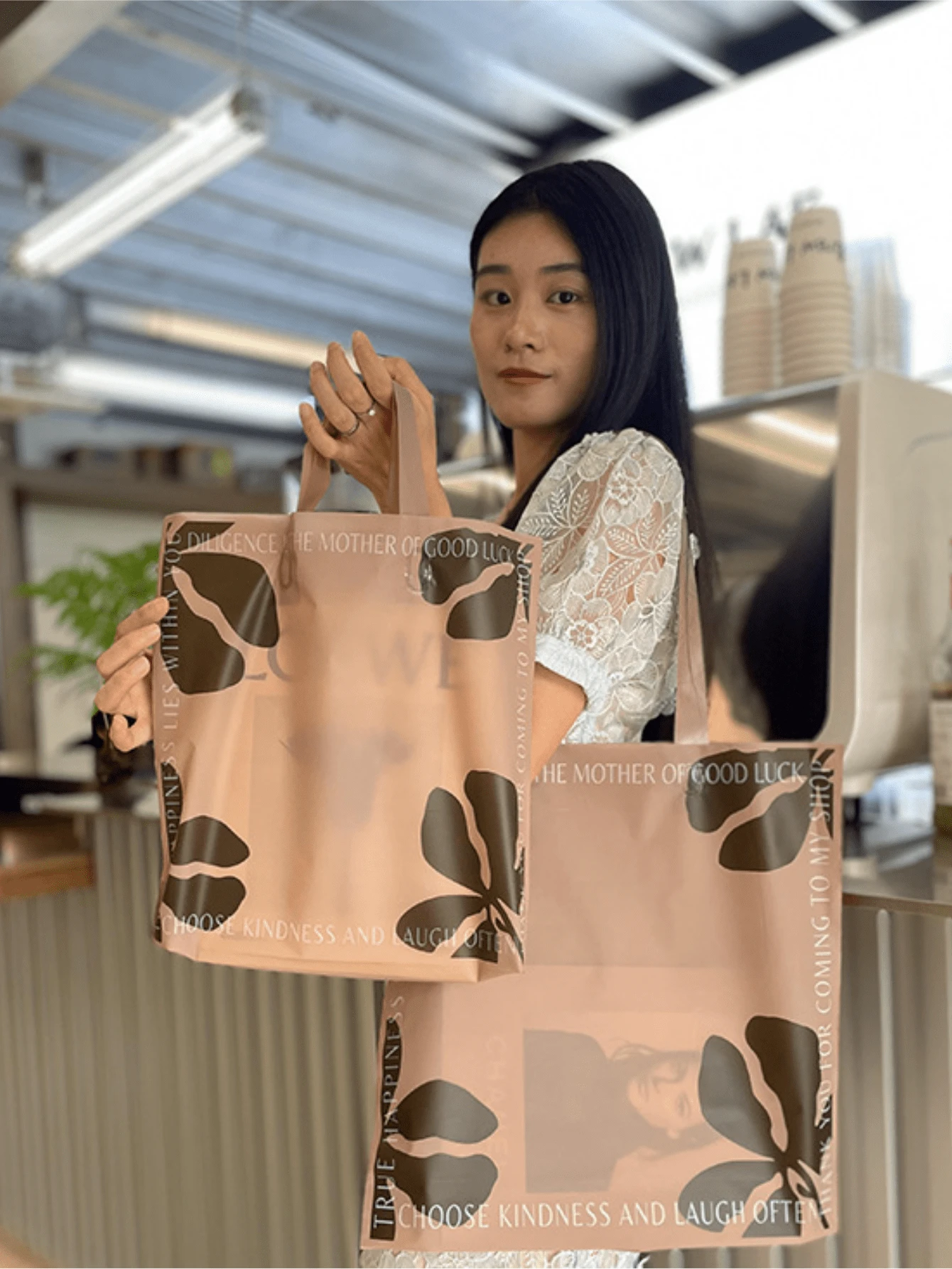 100个礼品手提袋,衣物收纳袋,女士购物袋,英文字母图案包装袋,加厚防水便携大容量手提包;户外旅行日常必需手提包。高端包装袋,可重复使用包装袋,适用于情人节、新年、婚礼、派对、购物、生日礼物、聚会礼物等场合。 - 包裝袋 - 查看 1