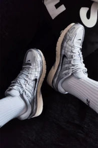 Nike 舒适轻便缓震透气低帮休闲跑步鞋，男女通用银色 - 銀色 - 查看 8