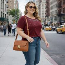 Plus Size Short Batwing Sleeve Blouse With Round Neck And Rhinestones - Casual Chic - Comfortable Knit Fabric - Urban Everyday Look - 酒紅色 - 查看 4