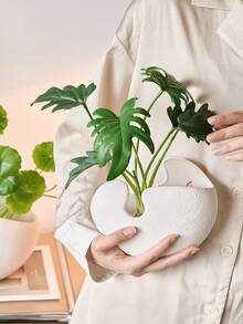 这款质感丰富的树脂花瓶/花盆采用独特的非对称设计，非常适合在咖啡桌、书桌或窗台上摆放小型植物或树枝。它是为现代生活空间和办公室增添简约自然风格的完美之选。 - 1PC - 查看 2