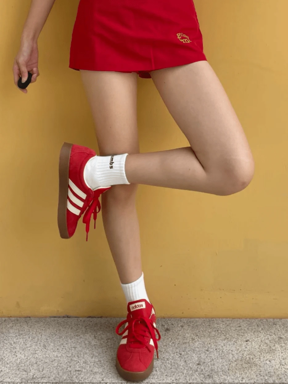 Adidas 阿迪达斯 Vl Court Classic 男女通用合成麂皮舒适轻便低帮运动鞋，红色 - 紅色 - 查看 1